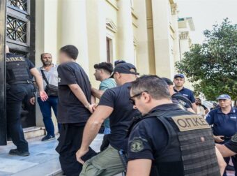 «Κάψατε την πόλη»: Αντιδράσεις κατά των κατηγορούμενων για εμπρησμό στην Πάτρα – Έλαβαν προθεσμία για να απολογηθούν