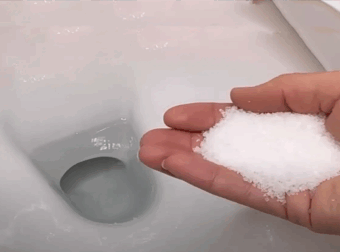 Μετά από αυτό θα αστράφτει – Χλωρίνη και Αλάτι: Φτιάξε το Ισχυρό καθαριστικό για να καθαρίσεις την λεκάνη της τουαλέτας από άλατα και πουρί