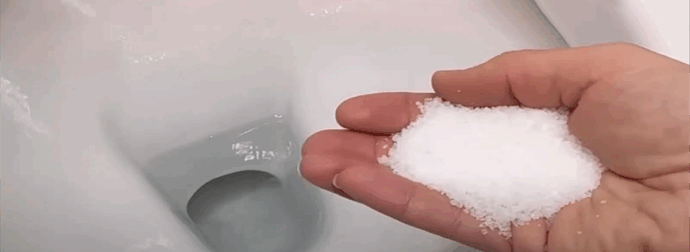 Μετά από αυτό θα αστράφτει – Χλωρίνη και Αλάτι: Φτιάξε το Ισχυρό καθαριστικό για να καθαρίσεις την λεκάνη της τουαλέτας από άλατα και πουρί