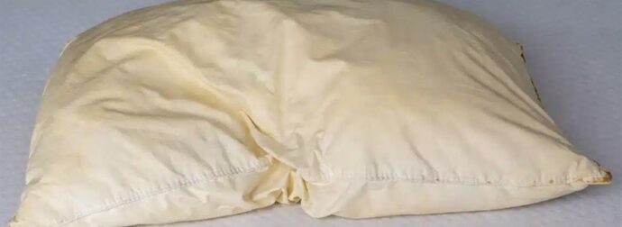 Πώς να καθαρίσετε τα βρώμικα μαξιλάρια για να είναι λευκά και να μυρίζουν ωραία