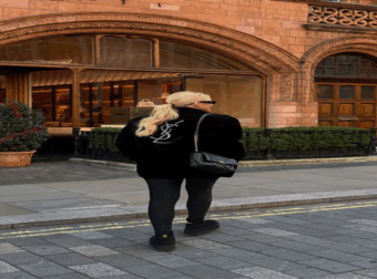 Καινούργιου: Ποζάρει με φουσκωμένη κοιλίτσα στο Λονδίνο, στο πλευρό του Κουτσουμπή