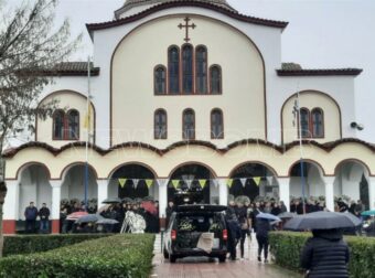 Κλαίει η Παναγία απόψε πάνω από την Ελλάδα: Κηδεύονται τα θύματα της φωτιάς στη «Βιολάντα» – Όλο το χωριό στην κηδεία της Σταυρούλας