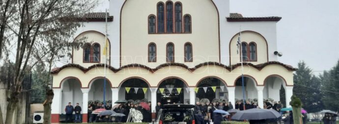 Κλαίει η Παναγία απόψε πάνω από την Ελλάδα: Κηδεύονται τα θύματα της φωτιάς στη «Βιολάντα» – Όλο το χωριό στην κηδεία της Σταυρούλας