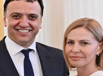 Έλαμψαν Τζένη Μπαλατσινού και Βασίλης Κικίλιας στα Θεοφάνεια στο λιμάνι του Πειραιά με τον γιο τους, Παναγιώτη – Αντώνιο