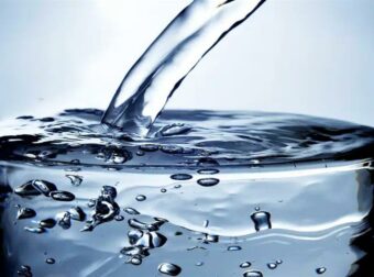 Πίνοντας νερό με άδειο στομάχι αμέσως μετά το ξύπνημα…