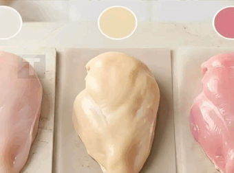 Είναι εντυπωσιακό πόσοι άνθρωποι ακόμα δεν το γνωρίζουν — το χρώμα του κοτόπουλου μπορεί να αποκαλύψει περισσότερα για την ποιότητά του απ’ όσα νομίζετε