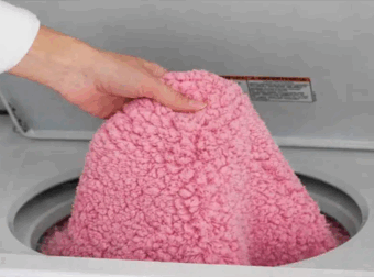 Ο «κανόνας» που πολλοί αγνοούν: Το αντικείμενο που απαγορεύεται να μπαίνει στο πλυντήριο με ρούχα ή πετσέτες