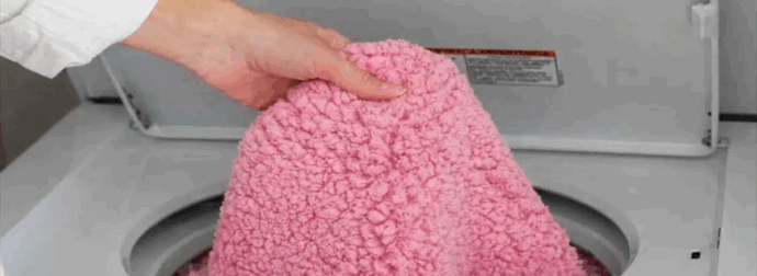 Ο «κανόνας» που πολλοί αγνοούν: Το αντικείμενο που απαγορεύεται να μπαίνει στο πλυντήριο με ρούχα ή πετσέτες