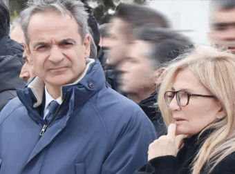 Πήγε σε κηδεία με τρέντι γαλότσα η Μαρέβα – Όλα τα βλέμματα πάνω της