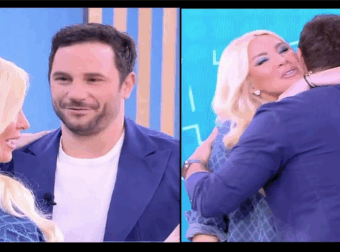 Το είχε κρύψει πίσω από το μαξιλάρι: «Άφωνη» στον αέρα η Καινούργιου με το δώρο που την πήγε ο Ευθύμης Ζησάκης – Δεν το περίμενε!