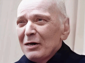 Απομονωμένος με σοβαρά προβλήματα υγείας ζει ο γνωστός τραγουδιστής και παρουσιαστής