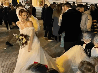 Κομοτηνή: Νηπιαγωγός παντρεύτηκε με 20 παρανυφάκια, τους αγαπημένους της μαθητές