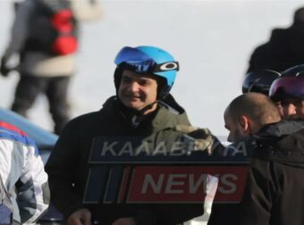 Κυριάκος Μητσοτάκης: Με τα χιονοπέδιλα στον ώμο πήγε στα Καλάβρυτα για σκι