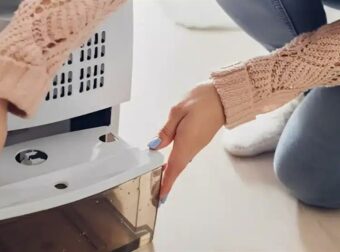 Μην το ρίξεις ποτέ μέσα στο νεροχύτη: Γιατί δεν πρέπει, ούτε κατά διάνοια, να πετάξεις το νερό του Αφυγραντήρα – Οι 3 σοβαροί λόγοι