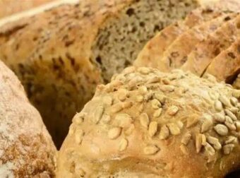 Όσοι τρώνε αυτό το ψωμί έχουν 33% μεγαλύτερο κίνδυνο θανάτου από καρκίνο του εντέρου