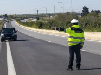 Πρόστιμο 350 ευρώ για όσους δεν έχουν αυτό το χαρτί στο αυτοκίνητο – Γιατί πρέπει να το έχουμε όλοι μαζί μας