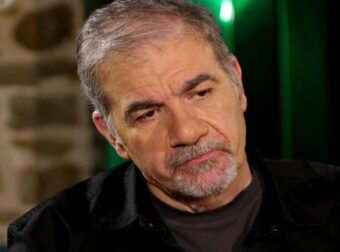 Δημήτρης Σταρόβας: «Με τη μάνα μου ήμασταν η π…άνα με το εξώγαμο, μάζευαν υπογραφές για να μας διώξουν»