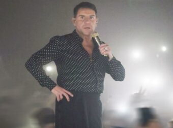 Γιώργος Μαζωνάκης – Κέρασε σφηνάκια τον κόσμο που περίμενε έξω απ’ το νυχτερινό κέντρο όπου εμφανίζεται