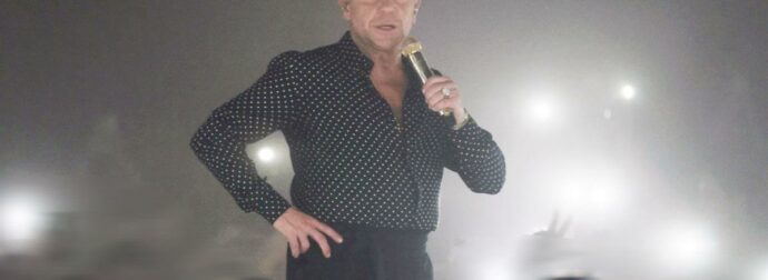 Γιώργος Μαζωνάκης – Κέρασε σφηνάκια τον κόσμο που περίμενε έξω απ’ το νυχτερινό κέντρο όπου εμφανίζεται