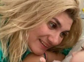 Aγνώριστη, σκιά… του εαυτού της με σκούρο μαλλί και στο λαιμό της να κρέμονται αυτά τα 4 πράγματα: Έφτασε στο Εφετείο η Πισπιρίγκου – Σοκάρει η νέα της εικόνα