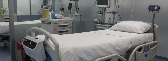 ΕΣΥ σε κατάσταση πολιορκίας: Το εκρηκτικό κοκτέιλ γρίπης, ράντζων και έλλειψης προσωπικού – Πώς θα «πάρουν ανάσα» τα νοσοκομεία