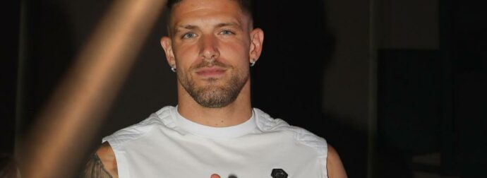 Αλέξανδρος Πασχαλάκης: Για ναργιλέ με την κούκλα σύντροφό του (Φωτογραφία)