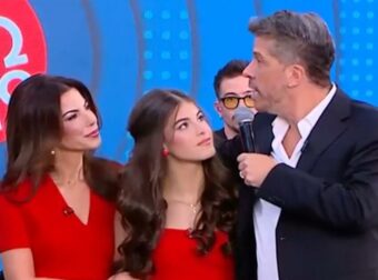 Χάρης Βαρθακούρης: Η 13χρονη κόρη του τραγούδησε για πρώτη φορά στην τηλεόραση – Η απίστευτη ομοιότητα με την μητέρα της, Αντελίνα