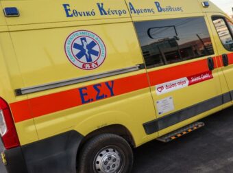 Σοκ στο Αιγάλεω: 95χρονη αυτοπυρπολήθηκε έξω από κατάστημα