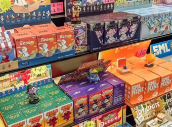 Blind Boxes: Η νέα «τρέλα» του λιανεμπορίου – Πληρώνετε για ένα κουτί χωρίς να ξέρετε τι έχει μέσα