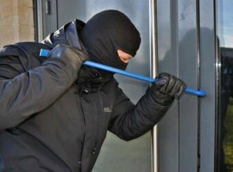 Άγιοι Ανάργυροι: Συνελήφθη διαρρήκτης επειδή έπεσε από ταράτσα σπιτιού που είχε εισβάλει