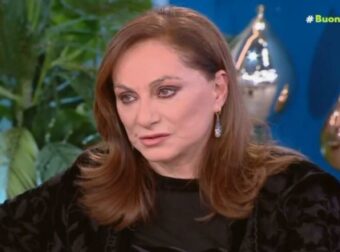 Φιλαρέτη Κομνηνού: «Μια φορά έδωσα το τηλέφωνό μου σε θαυμάστρια και από εκεί ξεκίνησε ένα βάσανο»