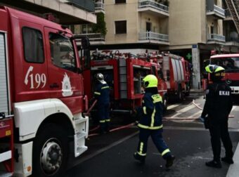 Πατησίων: Φωτιά σε υπόγειο διαμέρισμα – Δύο άτομα απεγκλωβίστηκαν από την Πυροσβεστική