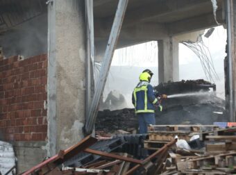 Κάηκε ολοσχερώς εργοστάσιο στο Μενίδι μετά από φωτιά που ξέσπασε – Δείτε φωτογραφίες