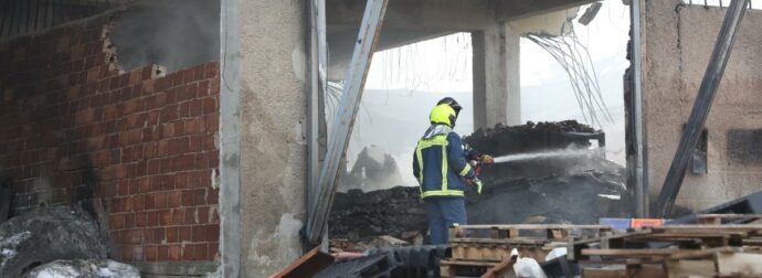 Κάηκε ολοσχερώς εργοστάσιο στο Μενίδι μετά από φωτιά που ξέσπασε – Δείτε φωτογραφίες