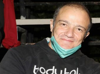 Φώτης Σπύρος: Η πρώτη εμφάνιση μπροστά στις κάμερες μετά την αποκάλυψη για τον καρκίνο του παχέος εντέρου (Βίντεο)