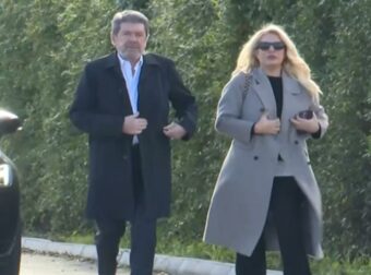 Κηδεία Παπαδάκη: Συντετριμμένη η Ελένη Μενεγάκη – Κατέφτασε με τον Γιάννη Λάτσιο