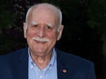 Γιώργος Παπαδάκης: Με λευκά τριαντάφυλλα και ένα κερί να καίει το γραφείο του στον ΑΝΤ1