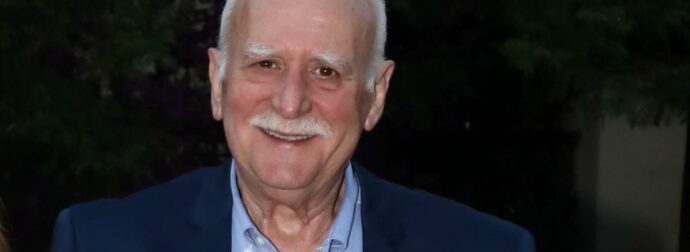 Γιώργος Παπαδάκης: Με λευκά τριαντάφυλλα και ένα κερί να καίει το γραφείο του στον ΑΝΤ1