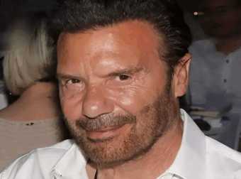 Στράτος Τζώρτζογλου: «Μου έχει συμβεί να έρχονται στο θέατρο για να δουν τα οπίσθıά μου και όχι την ερμηνεία μου»