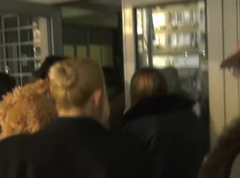 Ιωάννα Τούνη: Έφτασε στο Μέγαρο Θεσσαλονίκης για την υπόθεση revenge porn (Βίντεο)