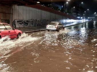 Τραγωδία στη Γλυφάδα: Νεκρή γυναίκα λόγω της κακοκαιρίας – Παρασύρθηκε από τα ορμητικά νερά