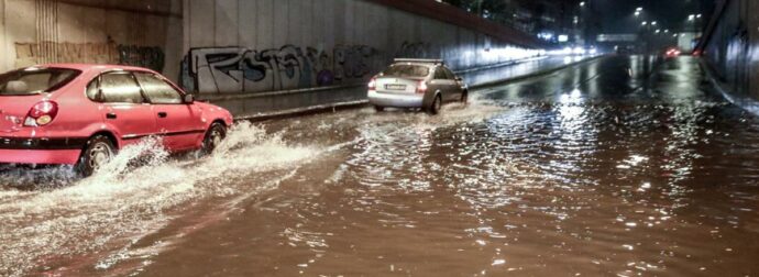 Τραγωδία στη Γλυφάδα: Νεκρή γυναίκα λόγω της κακοκαιρίας – Παρασύρθηκε από τα ορμητικά νερά