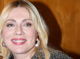 Καρύδη: Χαμογελαστή στην κάμερα – Η πρώτη δημόσια εμφάνιση μετά το χωρισμό από τον Αθερίδη