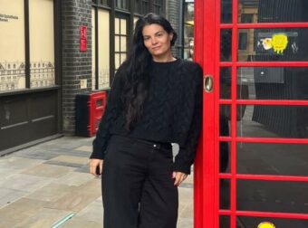 To φόρεμα της Μαρίας Κορινθίου θα το βάλεις σε όλα τα επίσημα καλέσματα της εποχής