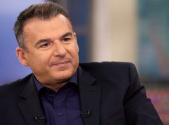 Γιώργος Λιάγκας: Έπεσε από τις σκάλες του σπιτιού του – Η Αντωνά τον μετέφερε νοσοκομείο!