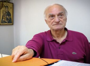 Μανώλης Μαυρομμάτης: Eξιτήριο 2 χρόνια σχεδόν μετά την πυρκαγιά στο σπίτι του και το θάνατο της γυναίκας του