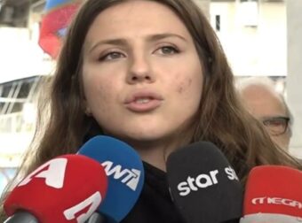 Κηδεία Μέλπως Ζαρόκωστα: Συγκινεί η εγγονή της – «Μου έλεγε συνέχεια να αγαπώ τον εαυτό μου»