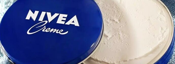 Οι ειδικοί το επιβεβαιώνουν: Το μπλε κουτάκι της Nivea κάνει δερμάτινες τσάντες και παπούτσια να μοιάζουν σαν καινούργια