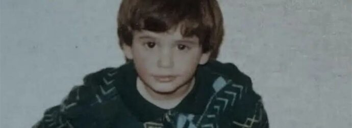 Δεν τον αναγνώρισε κανένας: Το γλυκό αγopάκι που ποζάρει στη φωτογραφία, σήμερα είναι ο πιο όμορφος Έλληνας ηθοποιός, τον βλέπουν και λιώνουν οι γυναίκες