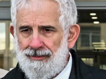 Πέτρος Φιλιππίδης: Επιστρέφει στο θέατρο – Χαμογελάει ξανά ο ηθοποιός